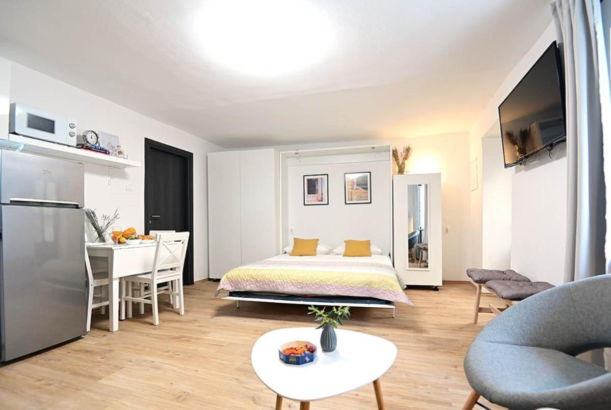 Dobrinj Apartment D & Studio L מראה חיצוני תמונה