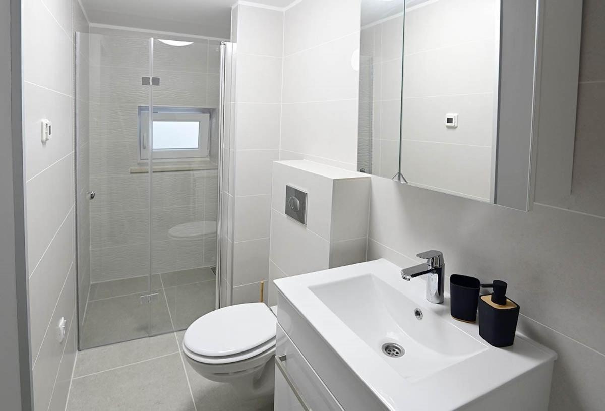 Dobrinj Apartment D & Studio L מראה חיצוני תמונה