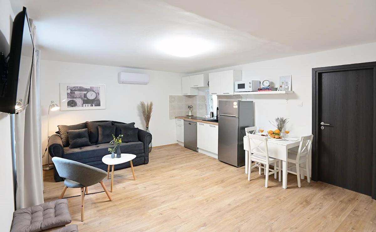 Dobrinj Apartment D & Studio L מראה חיצוני תמונה