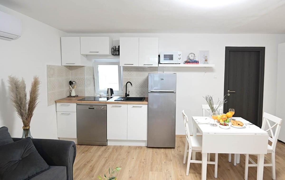 Dobrinj Apartment D & Studio L מראה חיצוני תמונה