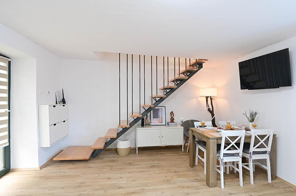 Dobrinj Apartment D & Studio L מראה חיצוני תמונה