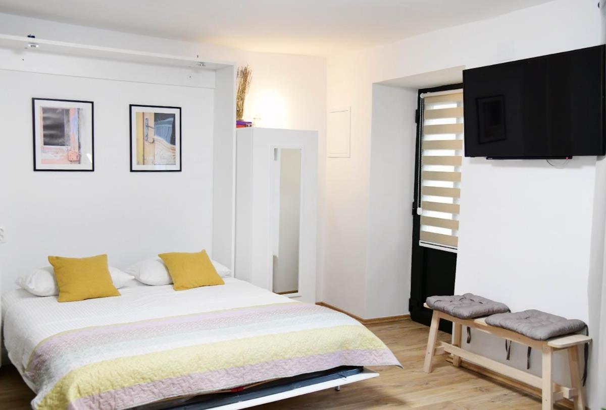 Dobrinj Apartment D & Studio L מראה חיצוני תמונה